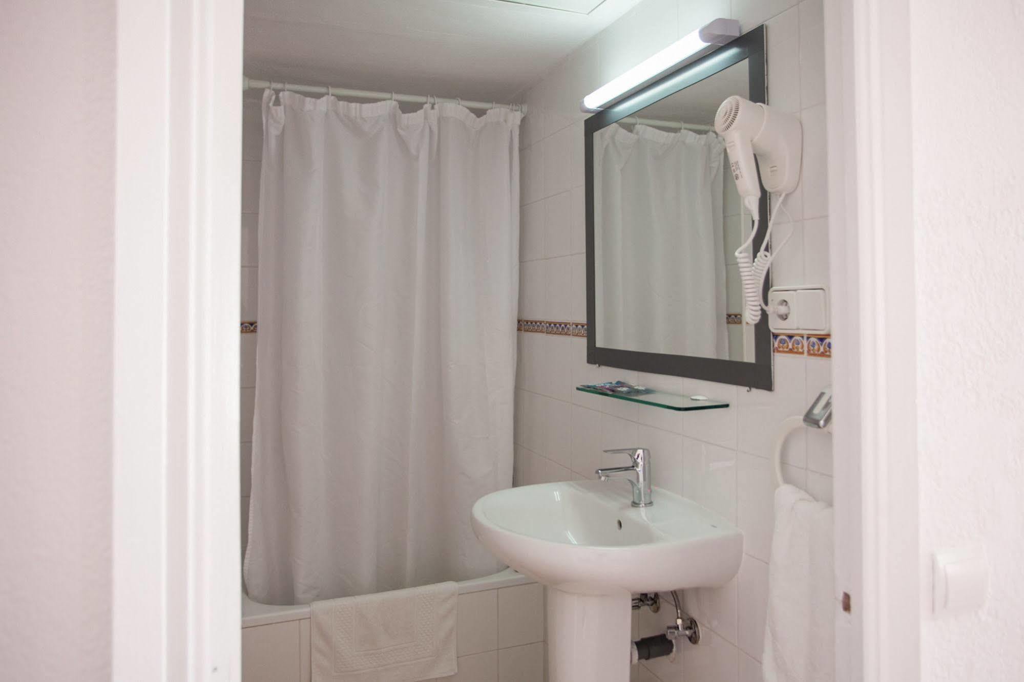 Hostal Los Pinos Es Cana 외부 사진