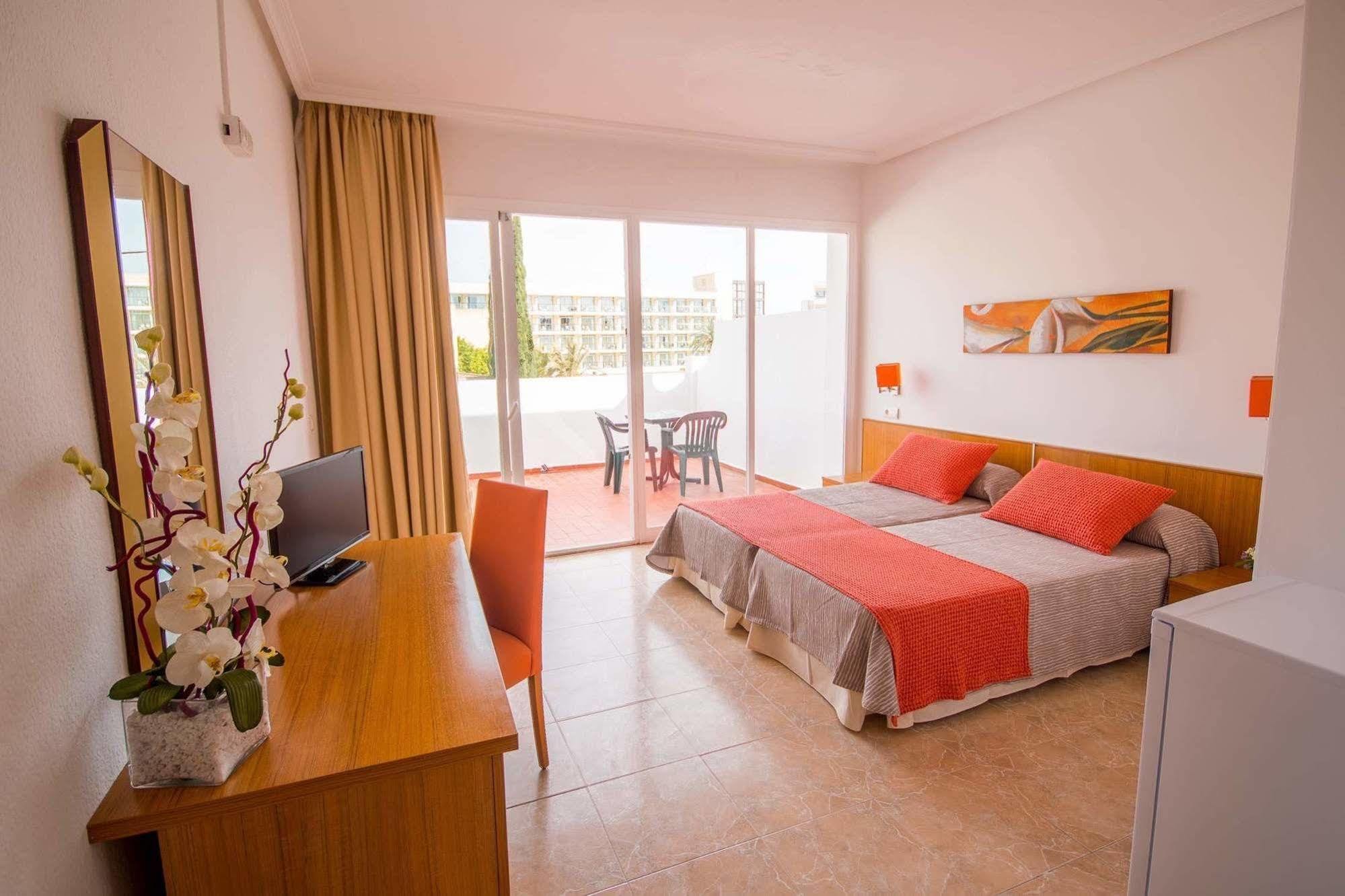 Hostal Los Pinos Es Cana 외부 사진
